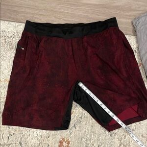 Lululemon T.H.E. short, linerless 9”, Men's Red and Black Shorts
